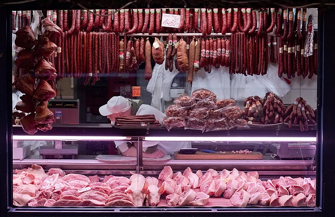 Колбасный отдел. Мясо на прилавке. Выкладка мяса. Мясная витрина выкладка. Мясной прилавок.