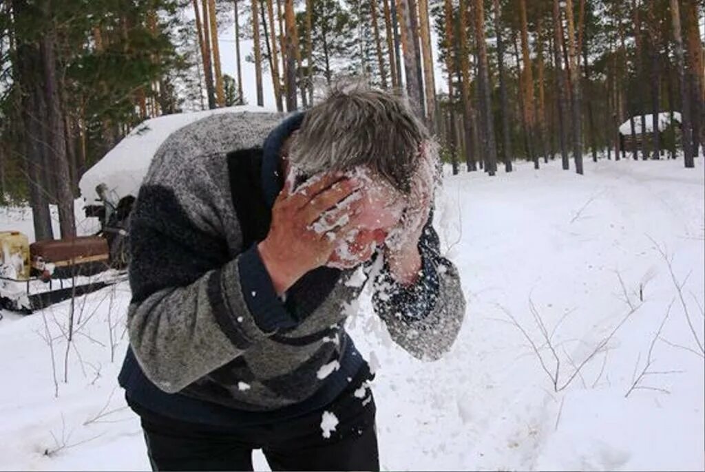 Умыться снегом. Умывание снегом. Резкий воздух омыл лицо холодной водой сон