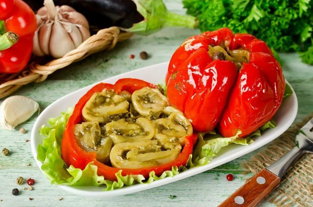 Перец закуска рецепты. Болгарский перец фаршированный. консервированные фаршированные перцы. консервы глобус перцы фаршированные овощами. перец фаршированный баклажанами.