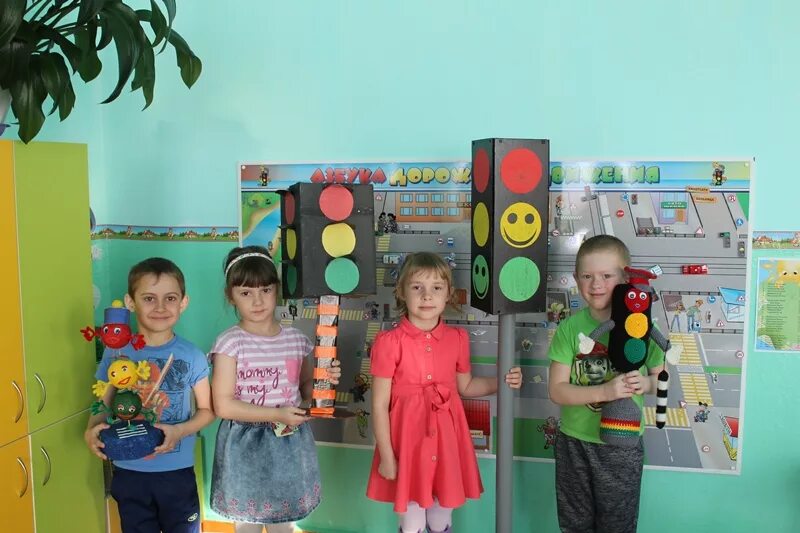 День светофора в детском саду старшая группа. Светофор в садик. Выставка светофоров в детском саду. Выставка светофоров в детском саду. День рождения светофора в детском саду.