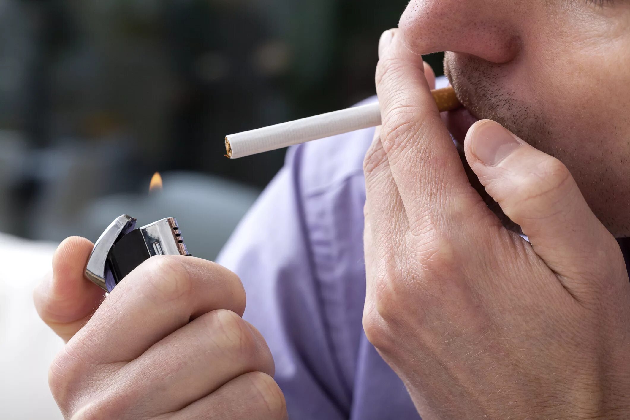 Как зажигать сигарету зажигалкой. Спичками прикуривать сигарету. Сигареты из бумаги. Как зажигать сигарету зажигалкой. Поджигает сигарету.