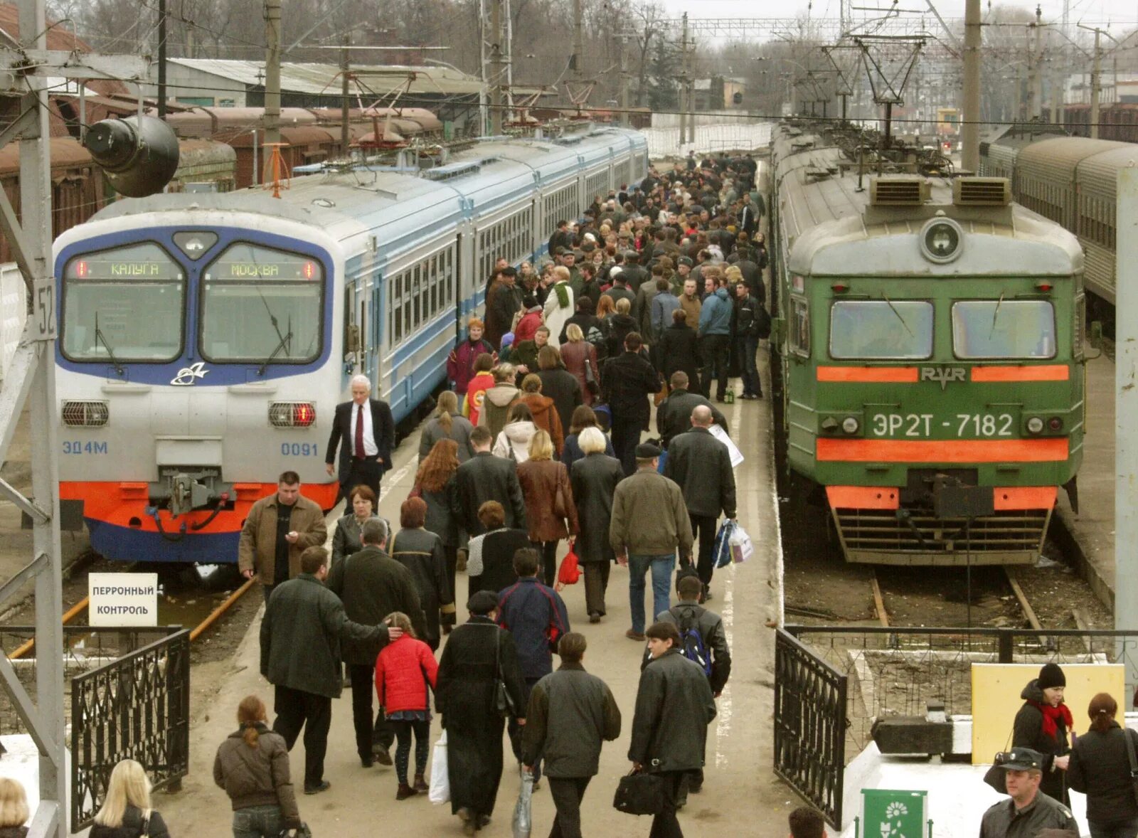 Пригородный поезд. Железнодорожный транспорт. Пригородные перевозки ЖД. Железнодорожный пассажирский транспорт.