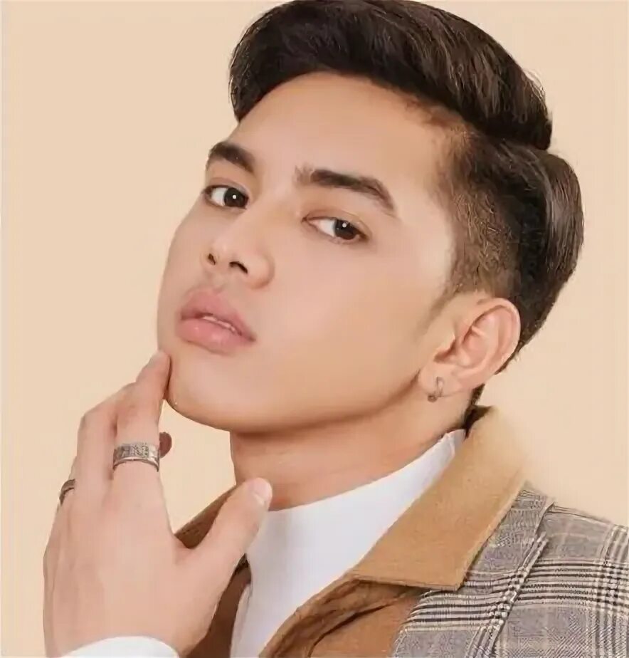 Sean de guzman. Sean de. Ксавьер де гузман. Sean de guzman. Отец гузман энканто.