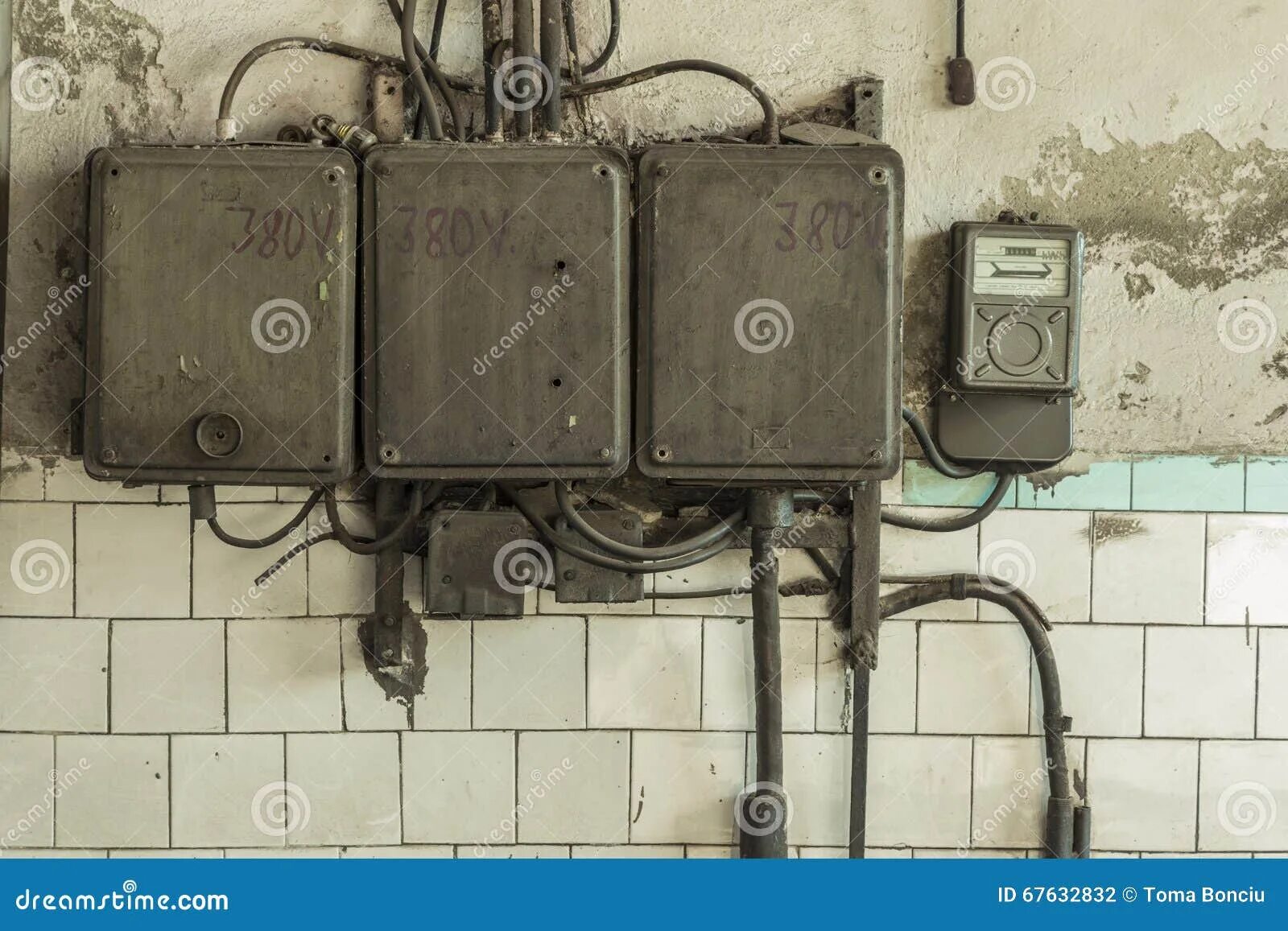 Стар электро. Старые электрические оборудования. Ржавые электрические щиты. Old Electric Shield. Vintage Electric Panel Lamp Alert.