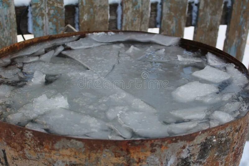 Ведро ледяной воды. Бочка с водой зимой. Ледяные бочки. Лёд в бочках.