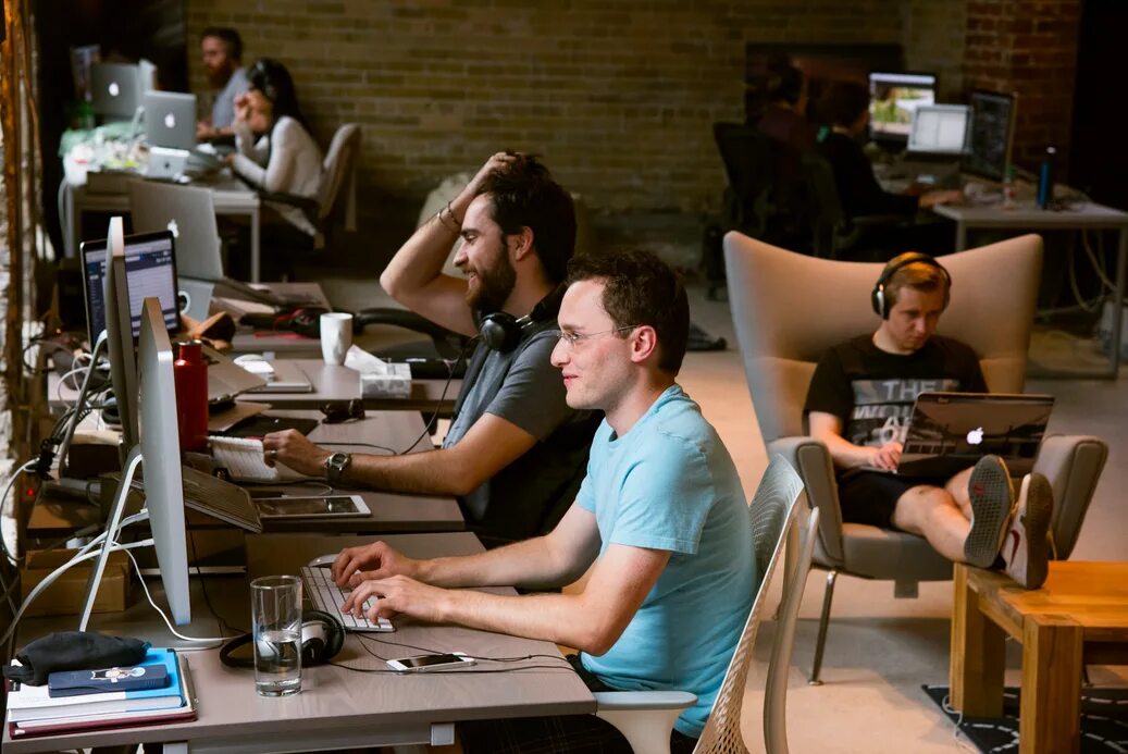 Web программист. Работа за компьютером. Стартап программное обеспечение. Компьютер программиста. Стартап программное обеспечение.