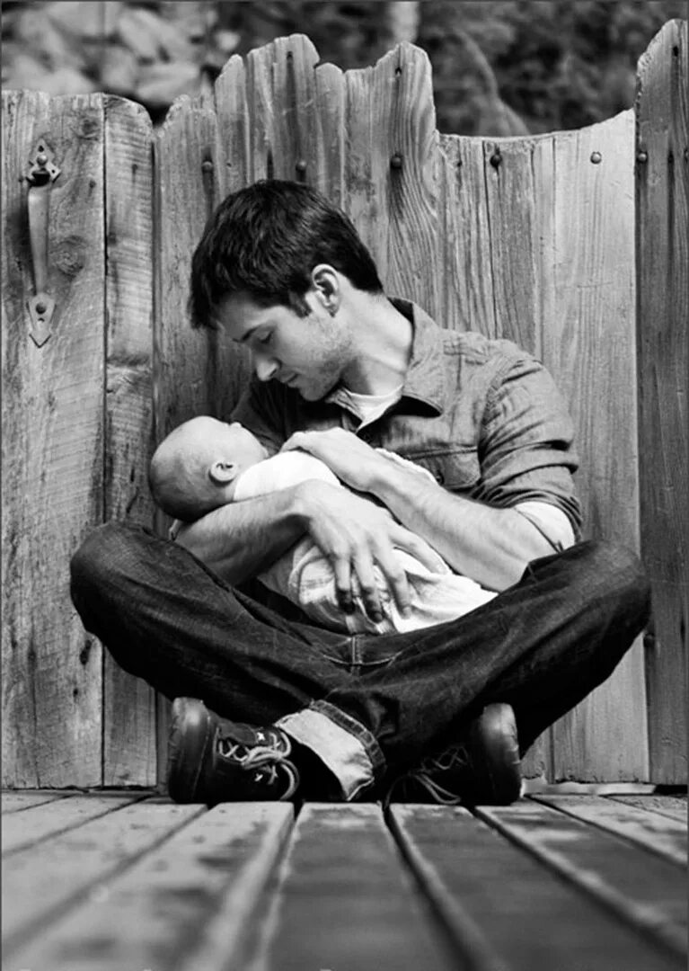 Грустная про отца. Фотосессия отец и сын. Папа обнимает сына. Трогательные объятия. Трогательные фото.