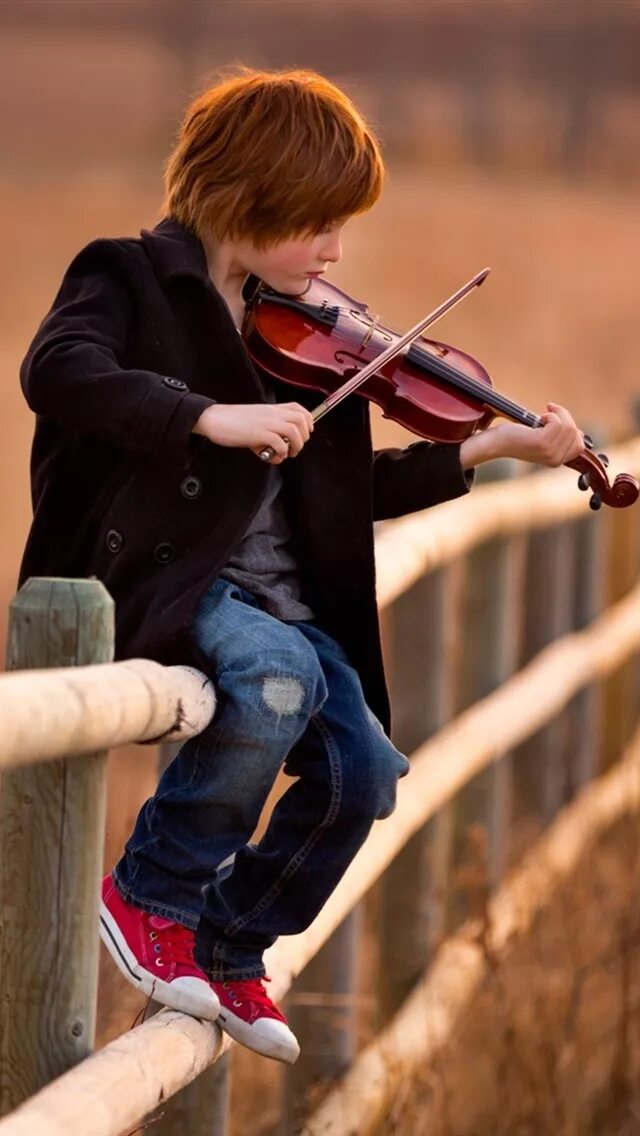 Мальчик с мячом. Кто хочет поиграть в футбол. Младенец поет. Ребенок проиграл. Мемы про игру на гитаре.