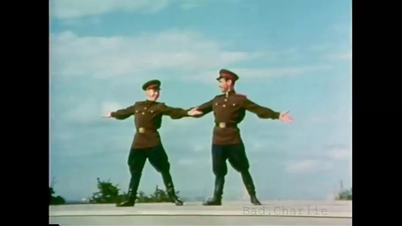 Где солдат танцует. Солдаты танцуют. Танцующий солдат. Солдатская пляска танец. Советские солдаты танцуют gif.