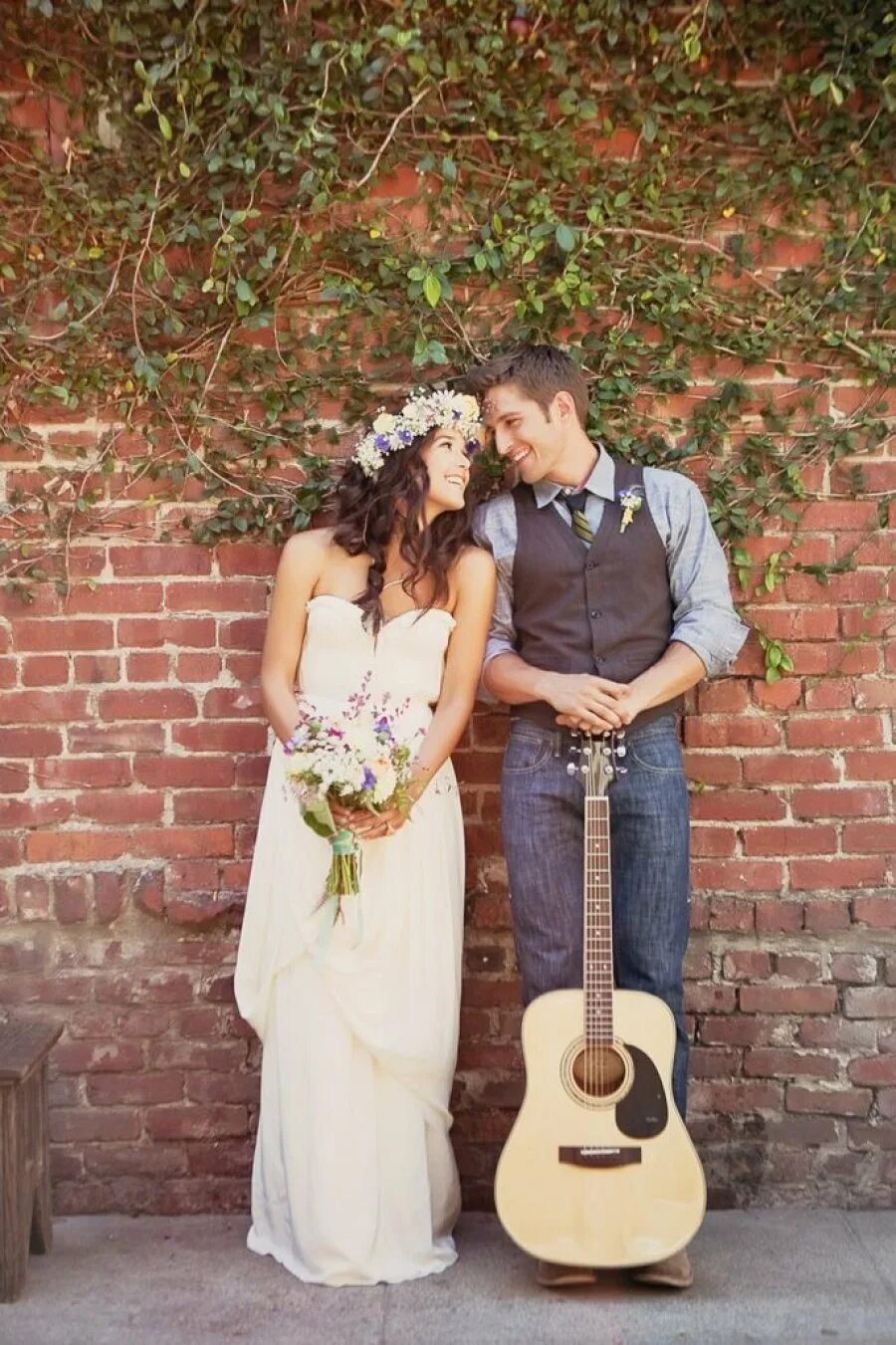 молодожены стиль. нестандартные образы для новобрачных. свадьба в стиле бохо 2022. свадебное платье с кроссовками. свадьба в стиле кэжуал.