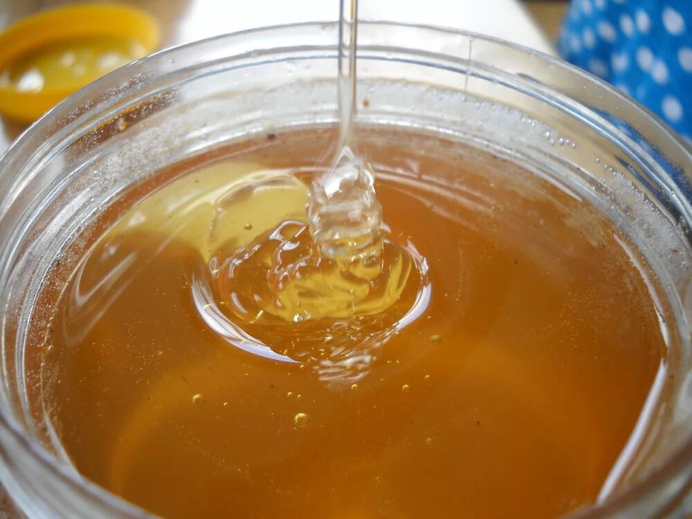 Почему жидкая. Рапсовый мёд. Рапсовый мед жидкий. Мед липовый закристаллизованный. Горная липа мед.