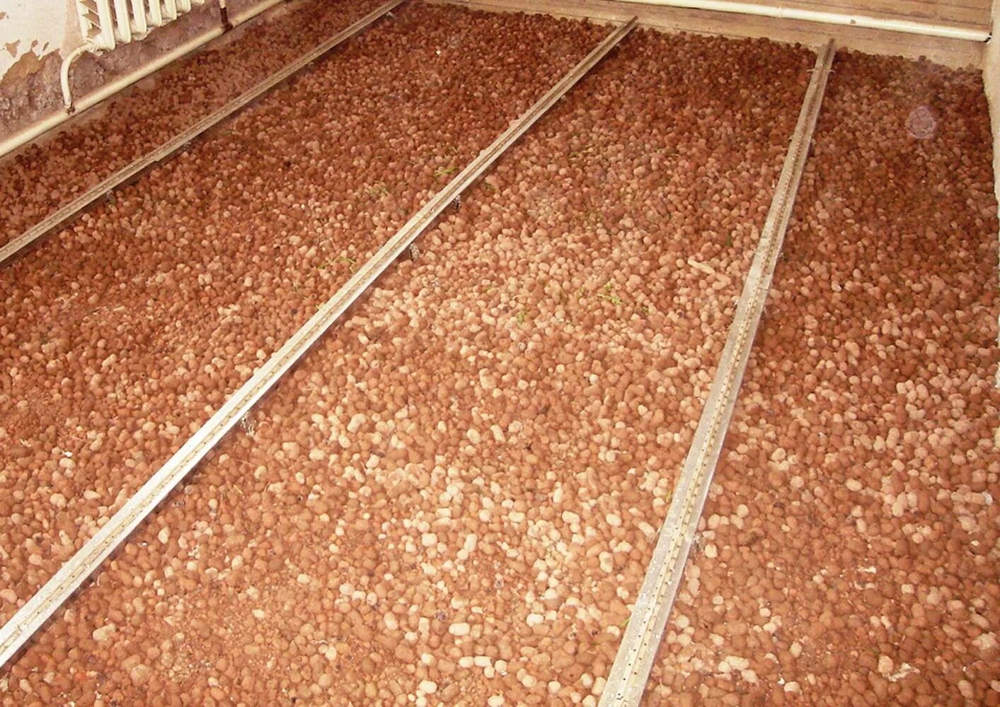 Чем засыпать пол. Засыпная теплоизоляция керамзит. теплоизоляция пола керамзитом. утеплитель керамзит 50мм. стяжка пола с керамзитом.