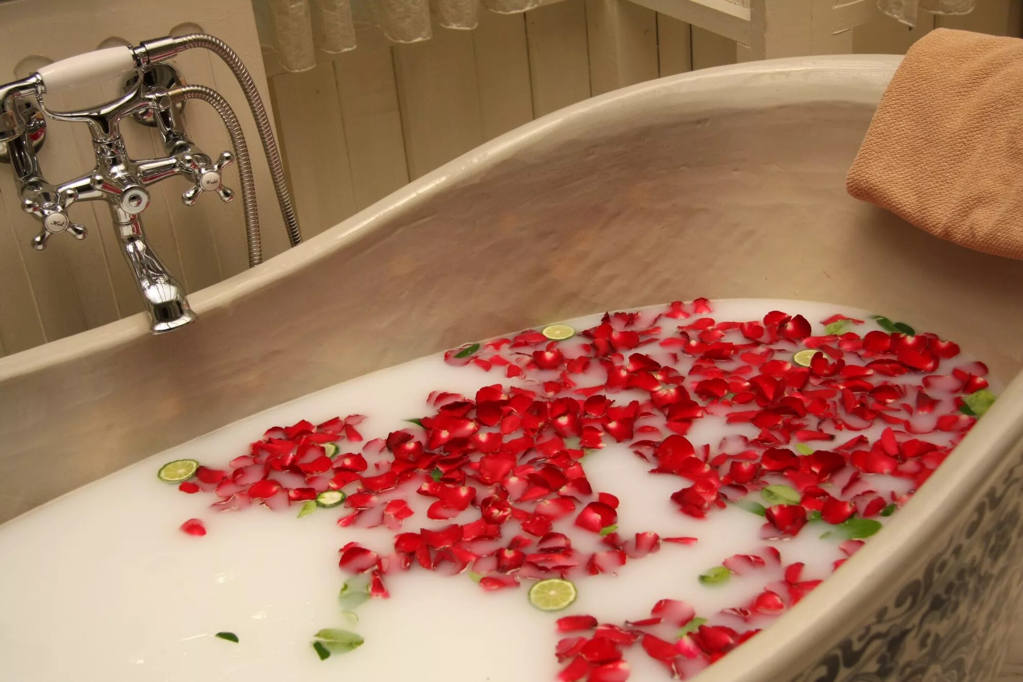 Сюрпризы для ванны. Молочная ванна Клеопатры. Ванная с розами. Ванна с лепестками. Ванная с лепестками роз.