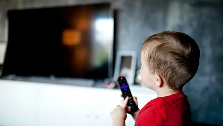 Ребенок без телевизора. Телевизор для детей. Мальчик с пультом от телевизора. Пульт для телевизора для детей. Малыш и телевизор.