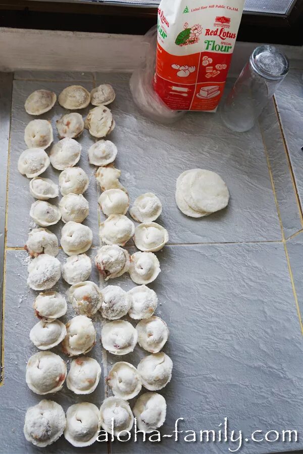 сколько пельменей можно слепить за час. сколько пельменей можно слепить за час. пельмени домашние. березовские пельмени ручной лепки. пельмени в руках.