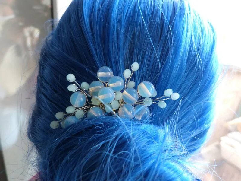 День гребня. Гребешки для волос из цветов голубые. Украшения для волос из лунного камня.