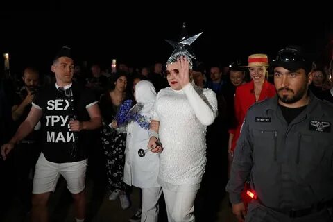 Настю посадили