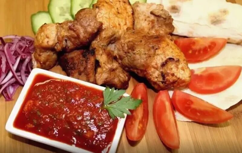 Шашлык в томатной пасте. Соус для шашлыка. армянский соус для шашлыка. томатный соус к шашлыку. соус томатный армянский.