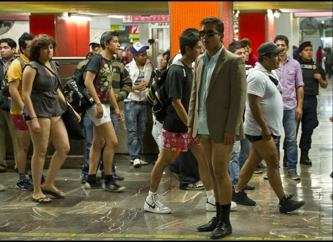 Флешмоб без штанов. В метро без штанов. Штаны без человека. Парни без штанов.