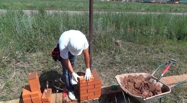 Сколько кирпича на столб. Калькулятор столбов для забора из кирпича. Кладка столбиков забора. Калькулятор кирпича для столбов забора. Количество кирпича на столб для забора.