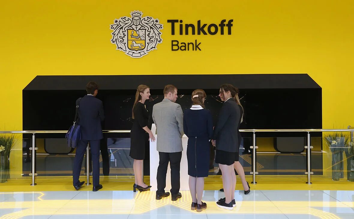 Тинькофф банк филиалы. Сотрудница банка в тинькофф. Работники тинькофф. Работник тинькофф банка. Работники тинькофф.