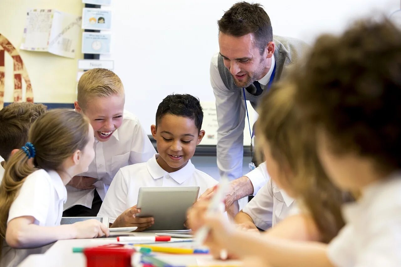 School teach. Педагог мужчина с детьми. Счастливый учитель учитель. Учитель парень с детьми. Дети радостные в школе и цифровизация.