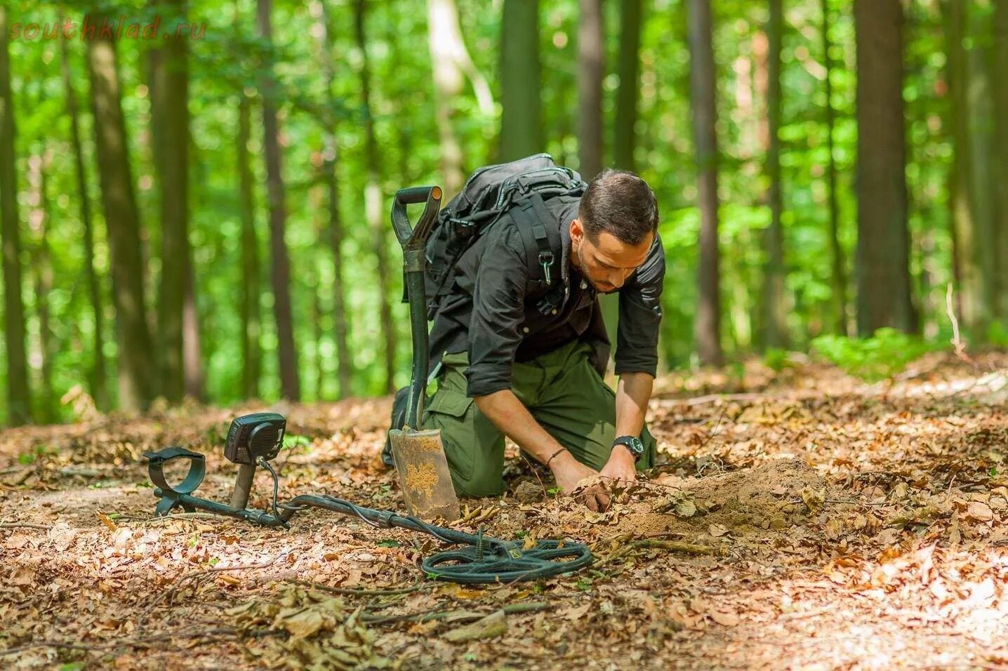 Take treasure. Кладоискатель в лесу. Металлоискатель в лесу. Человек с металлоискателем в лесу. Человек в лесу.