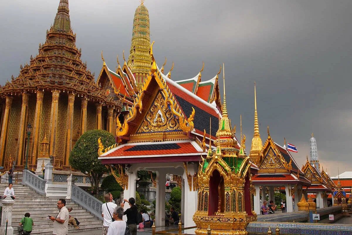 Бангкок камбоджа. Храм изумрудного Будды в Бангкоке. Королевский дворец и храм изумрудного Будды (г. Бангкок). Таиланд достопримечательности храм изумрудного Будды. Храм ват Тай Тайланд.
