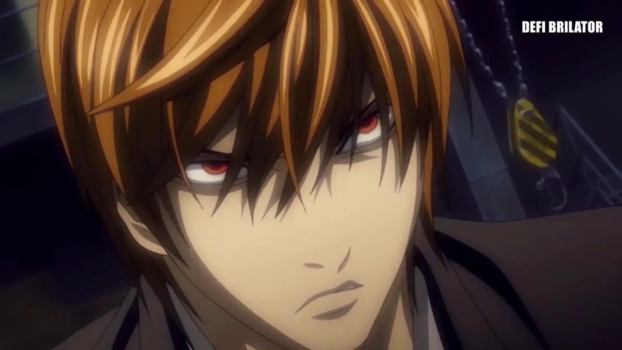 ягами лайт ухмыляется.