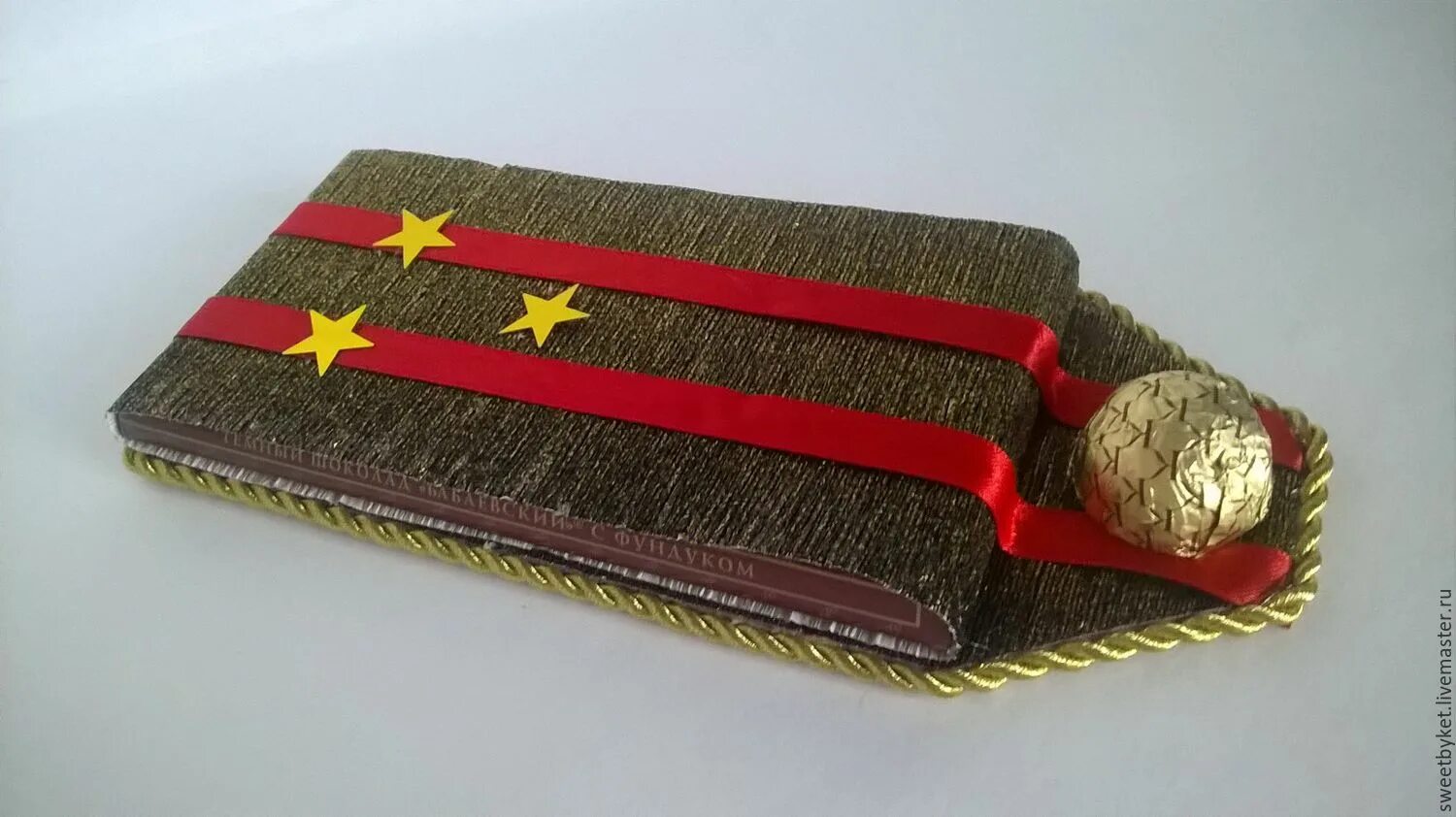 Танк сладкий на 23. Подарок из конфет мужчине на 23 февраля. Подарок на 23 февраля из конфет. Подарок из конфет на 23 февраля для ребенка. Подарки из коныет на 23 февра.