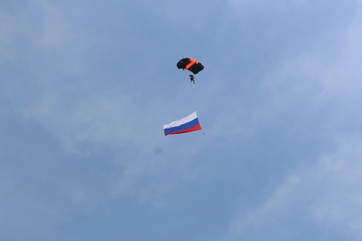 неба стяг. флаг россии в небе. самый большой флаг украины. фон российский флаг. российский флаг в небе.