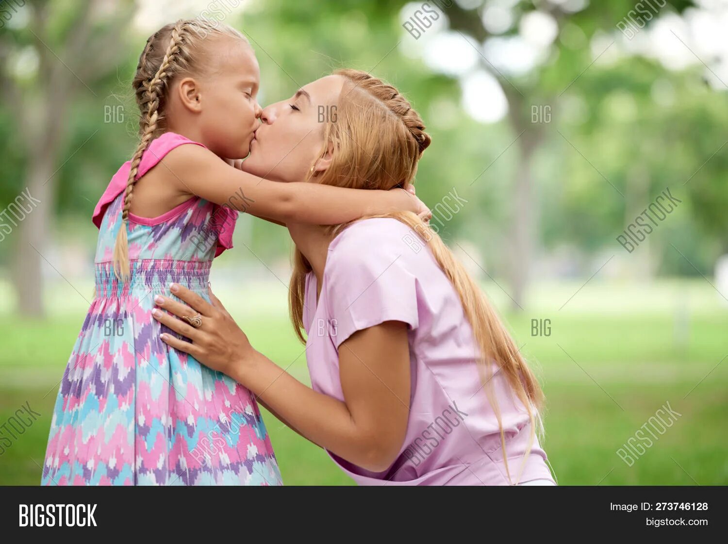 Moms girl lesbian. Мама с дочкой поцелуй. Мама целует дочку в губы. Поцелуй девочки с мамой. Мама целует дочку с языком.
