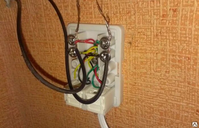 4 кабеля в розетке. Розетка телефонная rj11 пересвет. rj11 розетка 2 жилы. расключение телефонного кабеля. монтаж проводов в розетке.