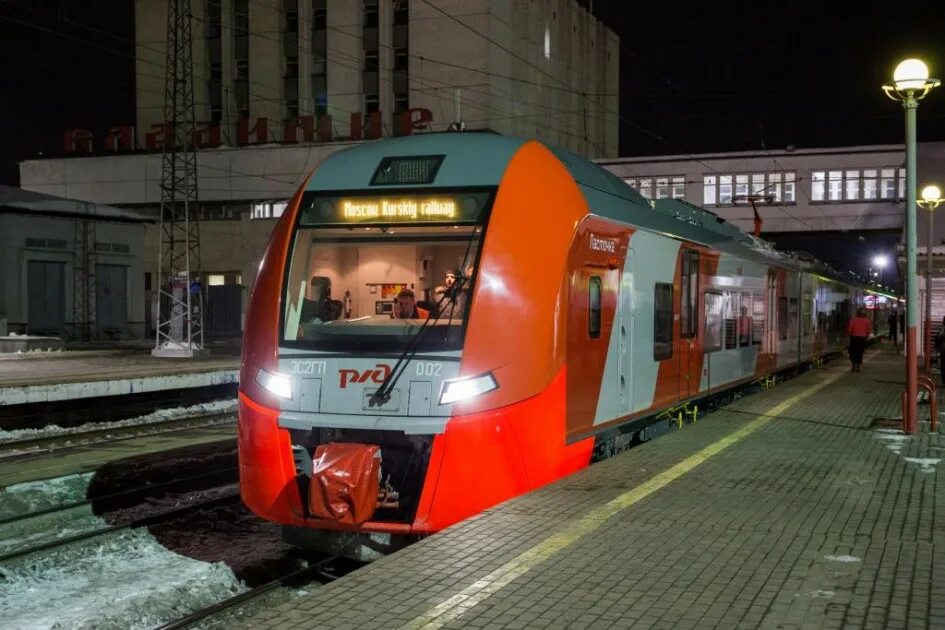 Поезд ласточка спб псков. Поезд Ласточка Псков. Ласточка Питер Псков. РЖД Псков Питер Ласточка. Балтийский вокзал Псков Ласточка.