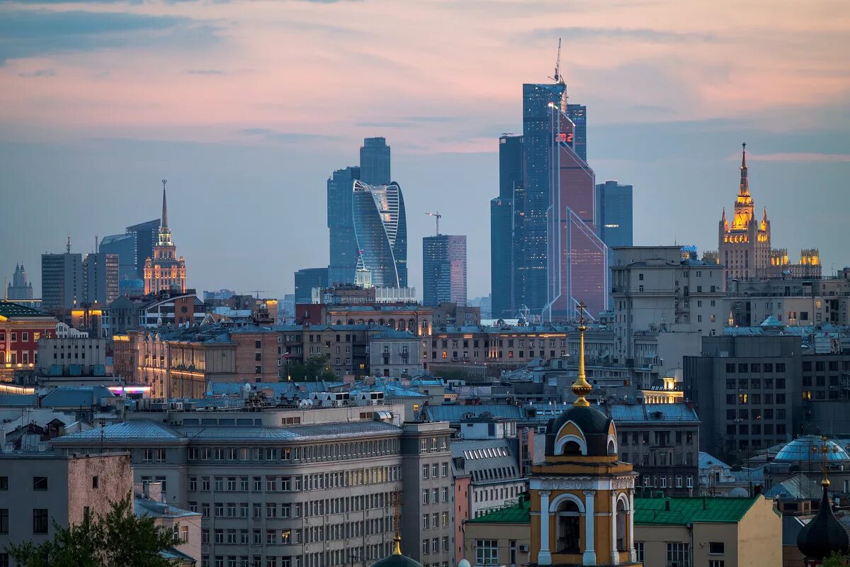 Центр вечер. Центр Москвы. Центр Москвы вечером. Вечерняя Москва вид на высотку и Сити. Москва центр Москвы.