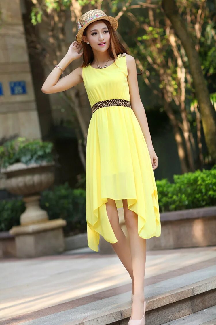 Легкое платье для лета. Летнее платье. Летти в платье. Лёгкие платья. Желтое летнее платье.