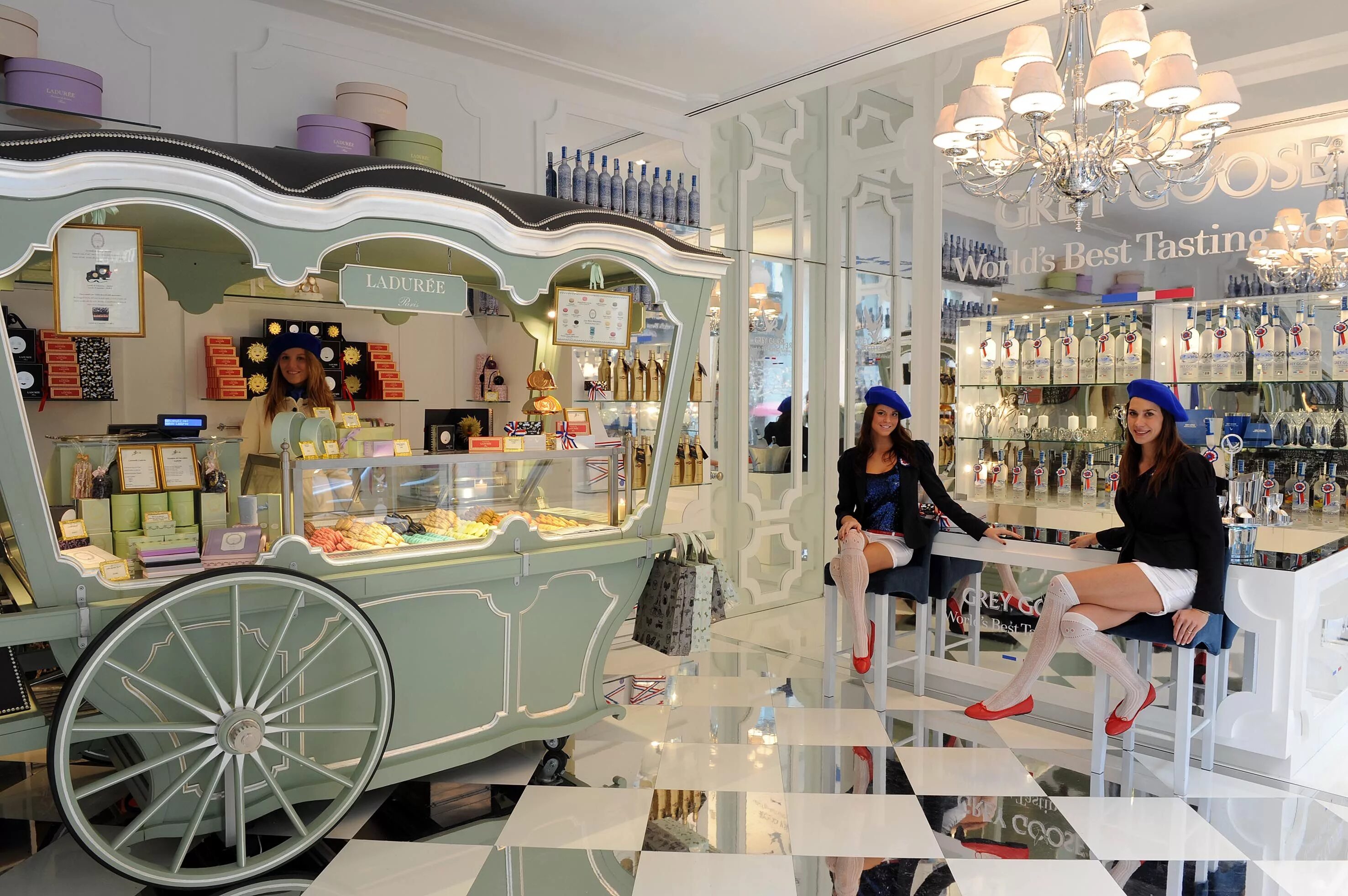 Кафе ладупи в париже интерьер. La dure. Ладуре в париже. Laduree дубай. Кондитерская на никольской улице laduree.