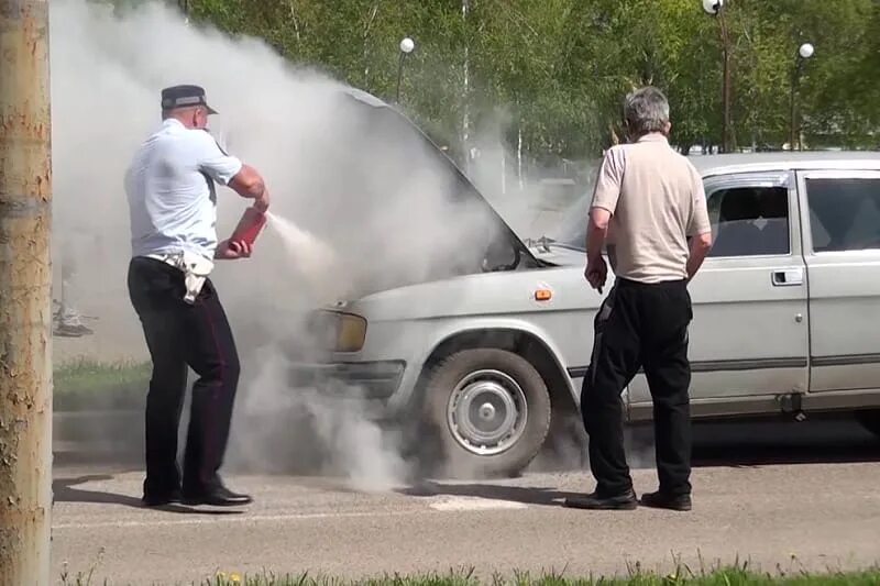 Капот пошел дым. Возгорание автомобиля. Дым машина. Полицейская пожарная машина. Машина "полиция".