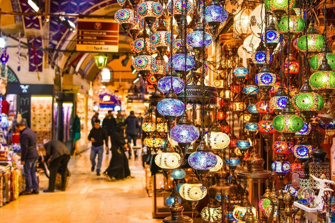 Беязыт гранд базар стамбул. Bazar рынок в турции. Ворота гранд базара в стамбуле. Капалы чарши в стамбуле. Большой базар гранд-базар стамбул.