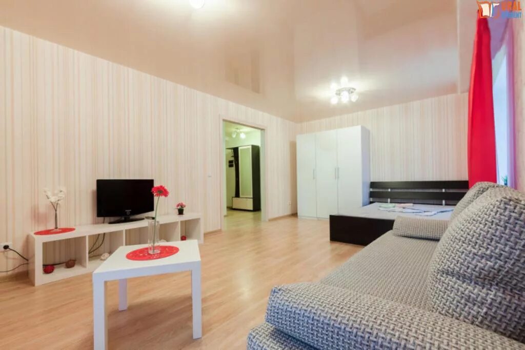 квартира с мебелью. квартиры в екб. фото квартир с обычным ремонтом. светлый жилой комплекс екатеринбург. зал в обычной квартире небогато.