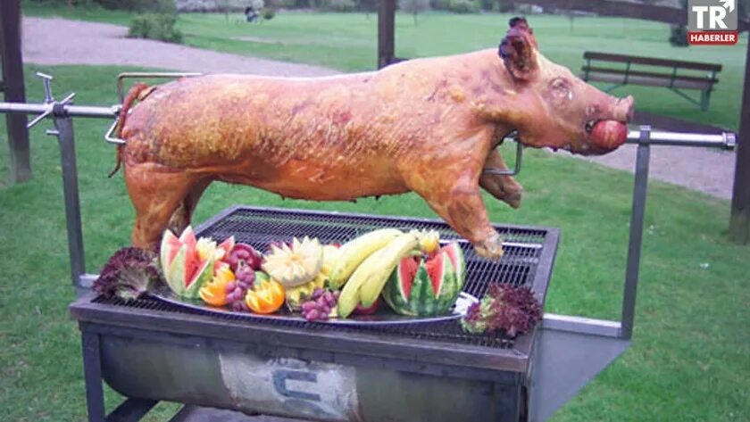 Запеченный поросенок с яблоком. Свинья на блюде. Молочный поросенок фаршированный. Жареная свинья с яблоком во рту. Запеченный поросенок.