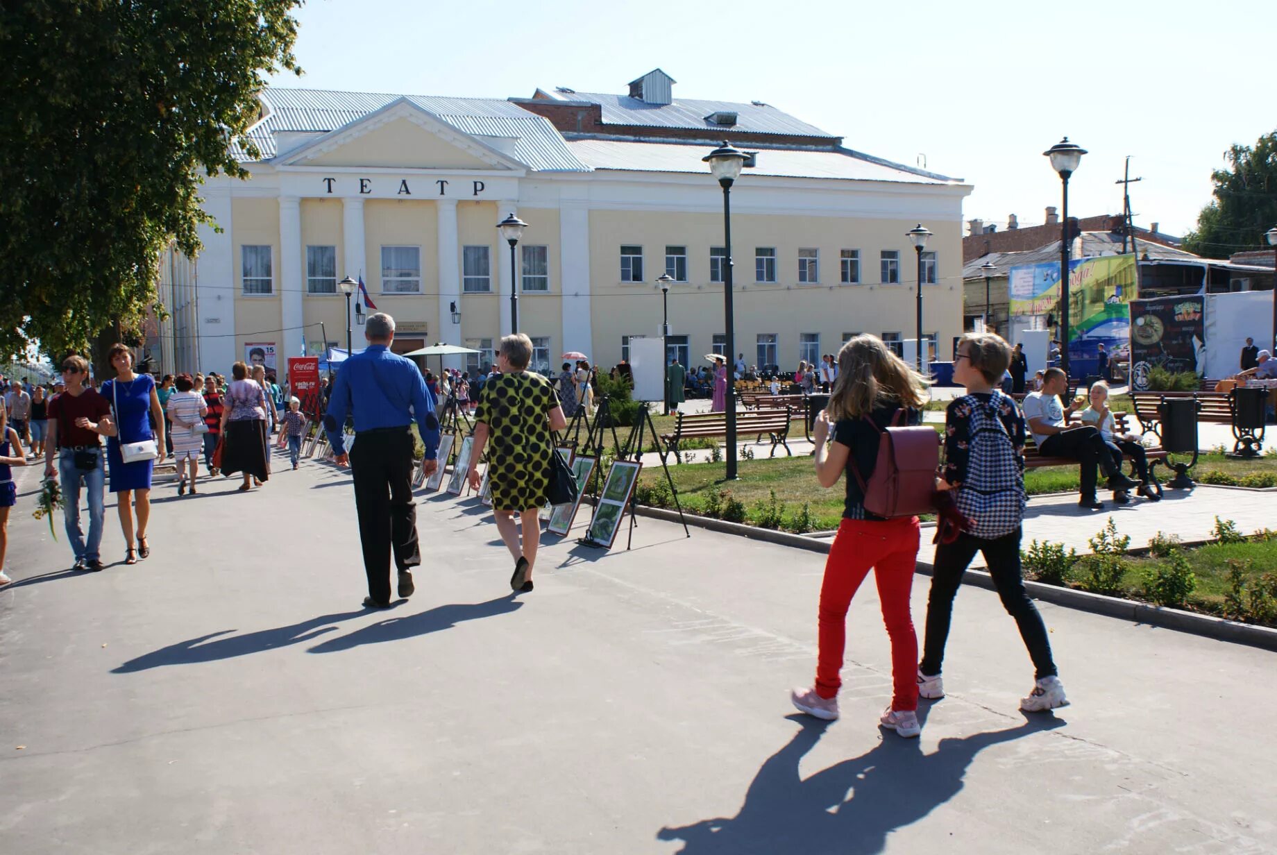 Площадь вольска. Театральный сквер вольск. вольск театральная площадь. вольск площадь города. люди вольска.