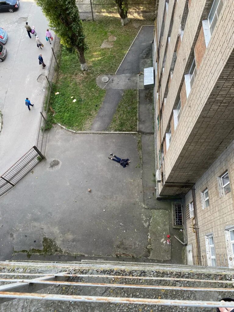 Студент мгу выпал из окна. Студент выпал из окна общежития москва. В красноярске студент сфу выпал. Мгу выпал студент. Аэрокос выпал студент.