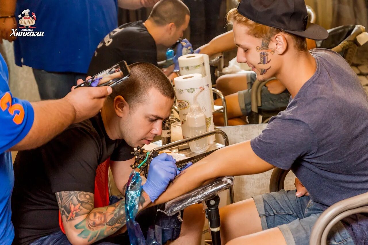 Тату мастер на дом. Тату мастер на дом. Популяризация тату. Фотосессия тату мастера. Тату салон.