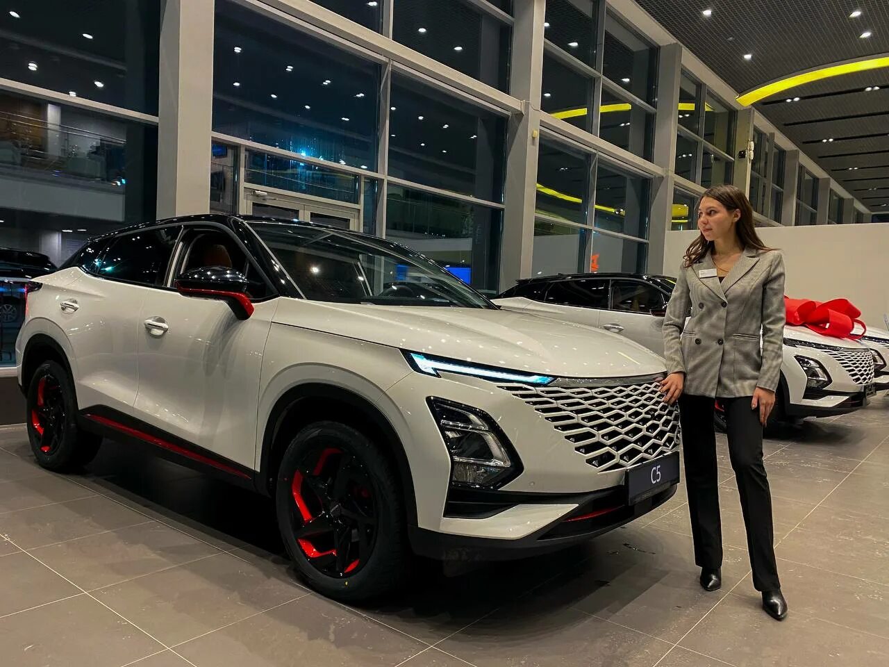 Omoda полный привод. Omoda c5. Omoda c5 белая с красным. Омода кроссовер. Omoda c5 4wd 2024.