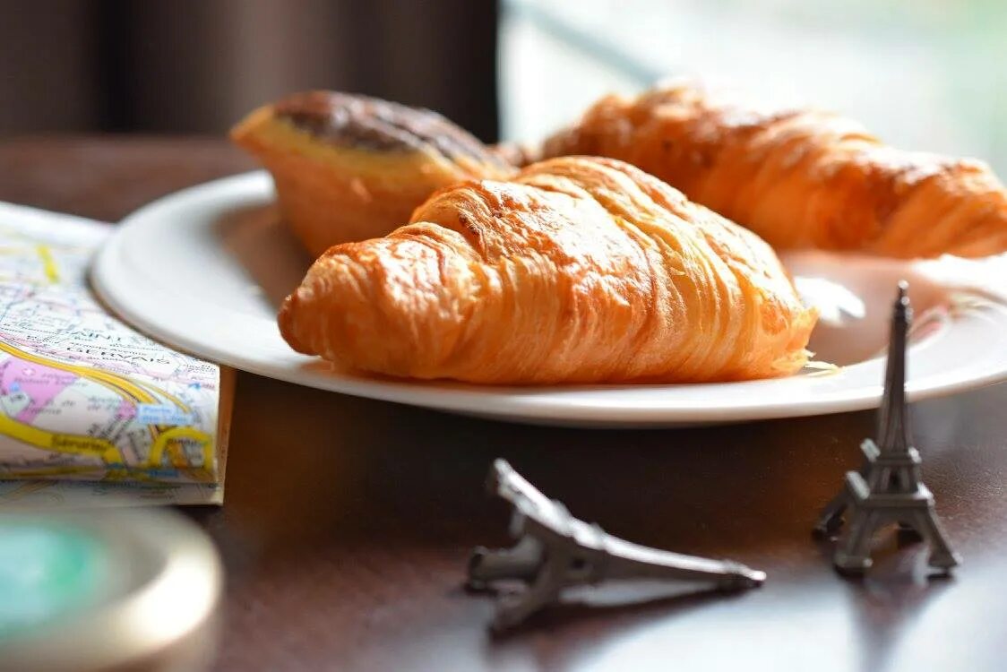 Французский завтрак. Т. Принятие пищи во франции. Как правильно едят круассаны. Кушает круассан.