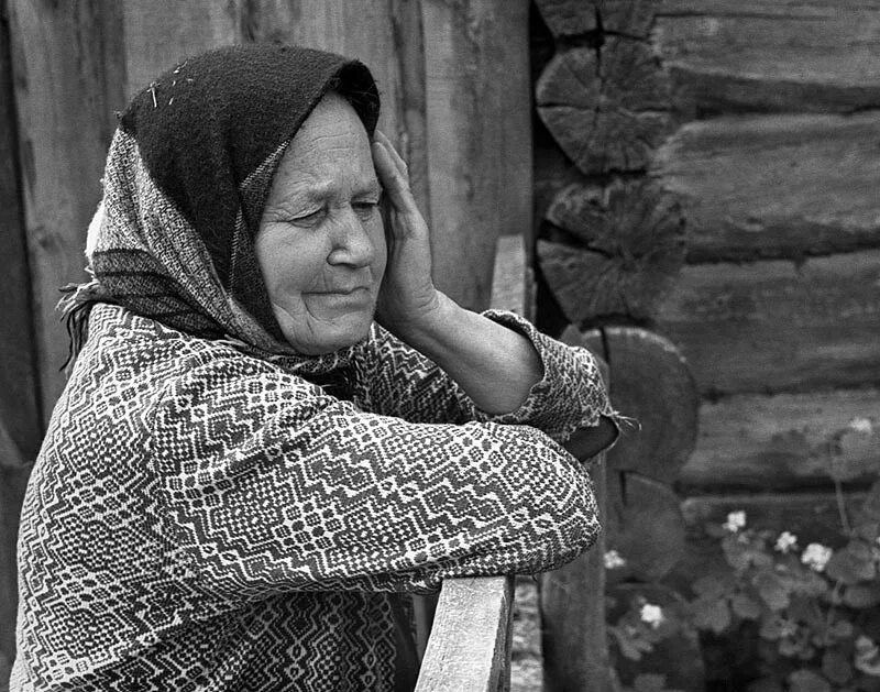 Пожилая женщина в платочке. Пожилая женщина в платке. Старая деревенская женщина. Старая мама. Бабушка с урала