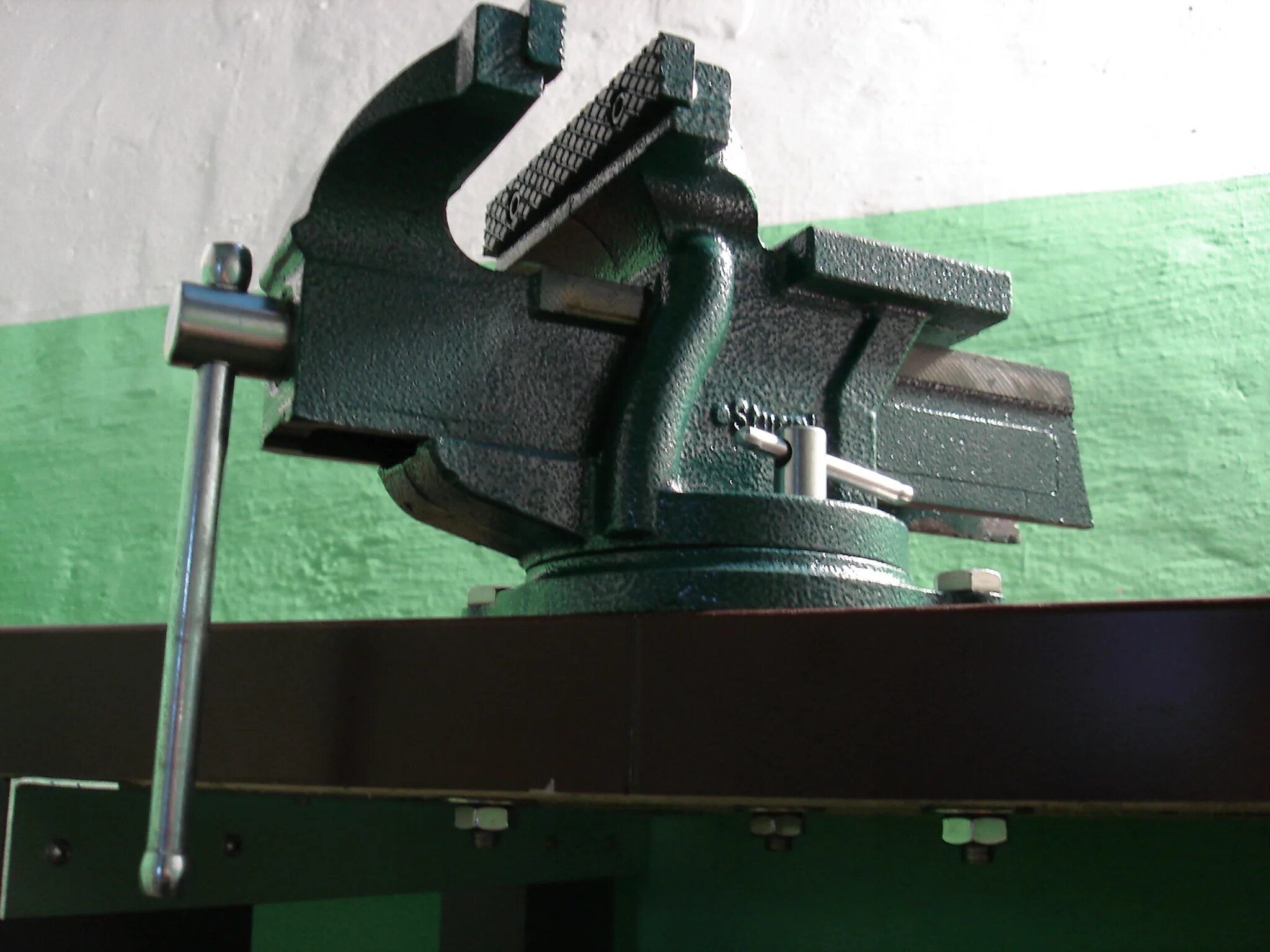 Тиски станочные 7200-0224 320. Sturm 1075-01-125. Подставка под слесарные тиски. Тиски слесарные из швеллера. Устанавливаем тиски.