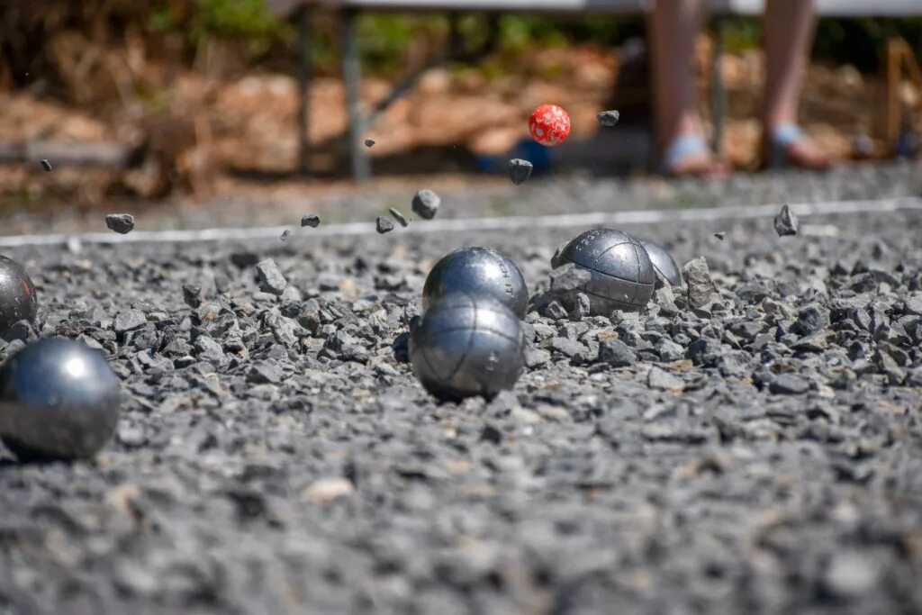 Петанк Cochonnet. Каменные шары для петанка. Металлические шары для перекатывания по полу. Металлический шар для катания по полу.