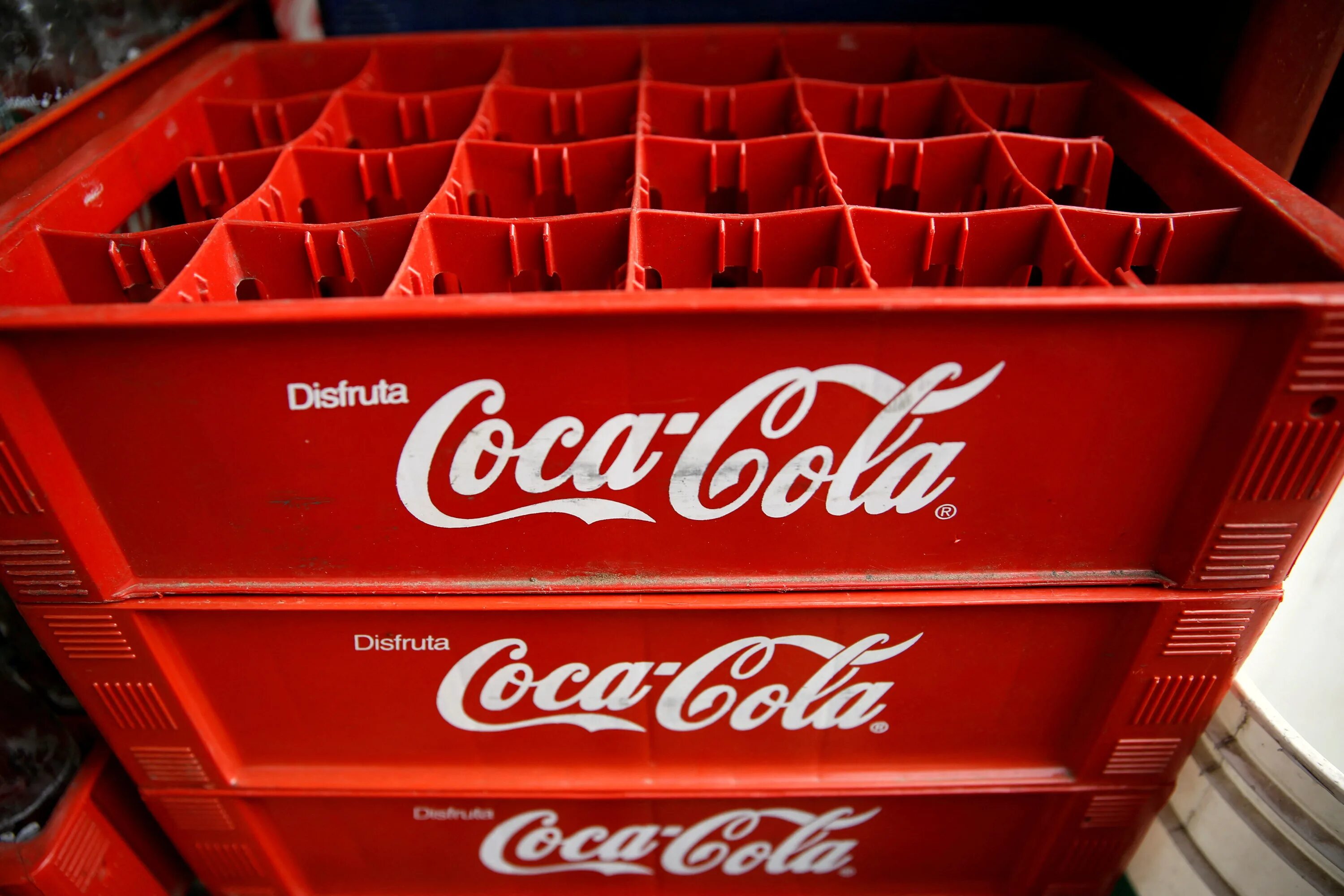 В coca cola нашли. Кока кола 80е. ящик колы. коробка кока колы. coca cola завод.
